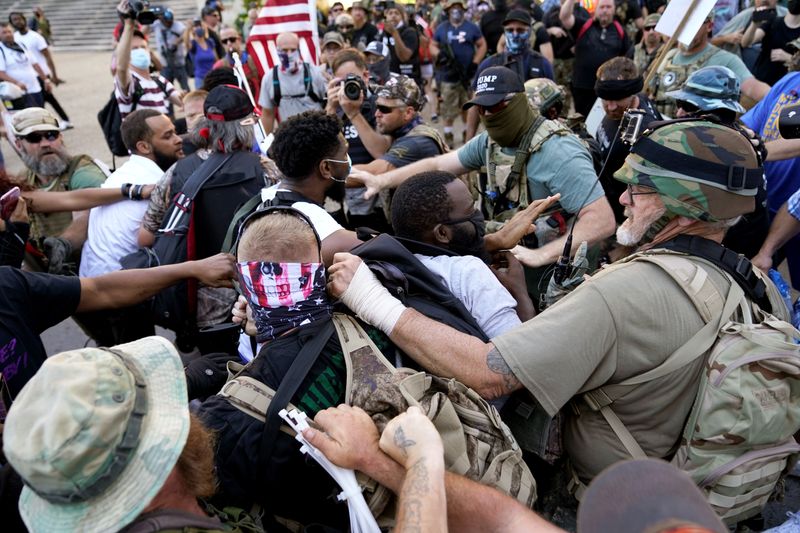 © Reuters. مجموعات متنافسة تحتشد في كنتاكي ديربي الأمريكية مع استمرار احتجاجات الصيف