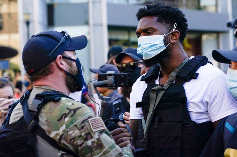 © Reuters. Far-right activist confront Black Lives Matter activists in Louisville