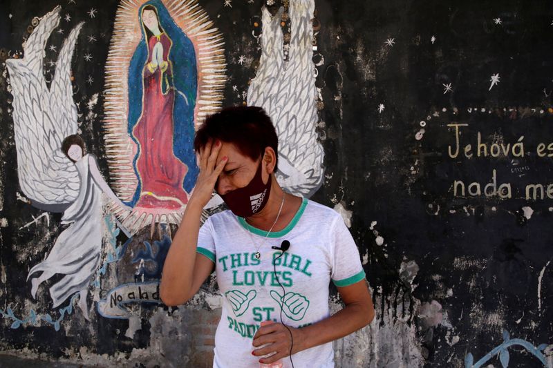 © Reuters. Relatives react near a crime scene where unknown assailants murdered a member of the LGBT community, in Ciudad Juarez