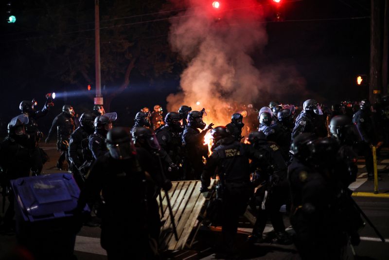   © Reuters. La policía insta a los manifestantes a despejar una calle por centésima noche consecutiva de calles contra la violencia policial y la desigualdad racial en Portland, Oregon. 