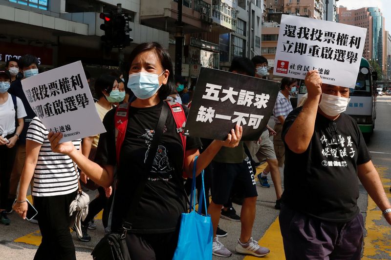 © Reuters. مئات من المحتجين يشاركون في مسيرة في هونج كونج اعتراضا على تأجيل الانتخابات