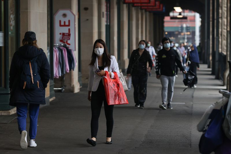 &copy; Reuters. People wear face masks in the city centre in Sydney