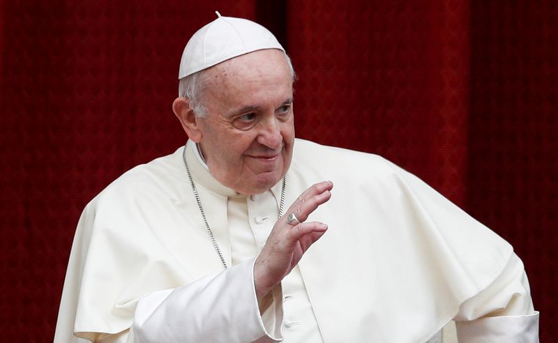&copy; Reuters. FOTO DE ARCHIVO: El papa Francisco llega a la primera audiencia general semanal que admitirá público desde que comenzó la pandemia del coronavirus, en el patio de San Dámaso en El Vaticano