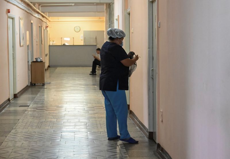 © Reuters. A medic stays in a corridor of the hospital where Russian opposition leader Alexei Navalny received medical treatment before his medical evacuation to Germany, in Omsk