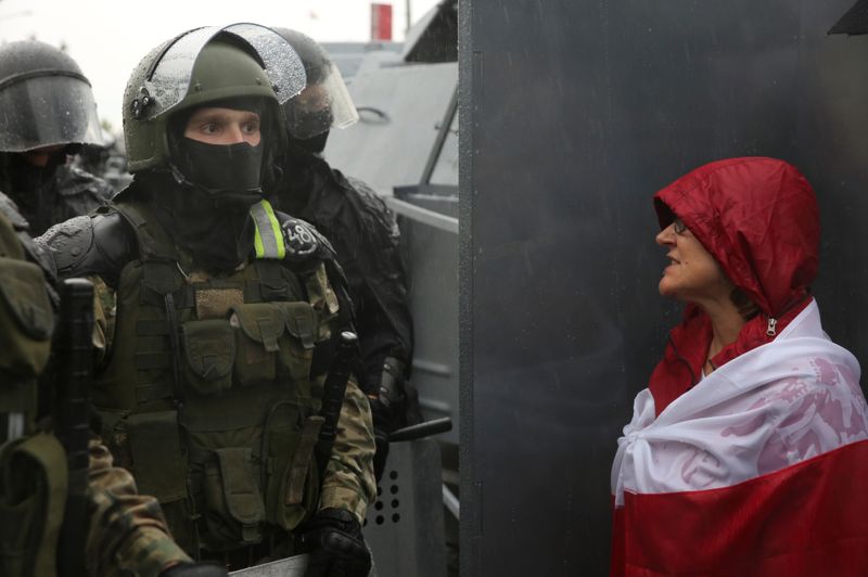 &copy; Reuters. Una manifestante frente a un agente de las fuerzas de seguridad