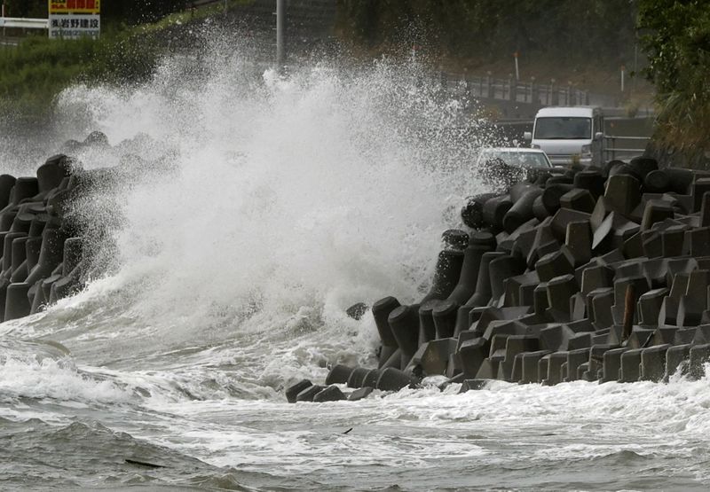 &copy; Reuters. High waves triggered by Typhoon Haishen crash against the coast in Kagoshima, Kagoshima prefecture, in southwestern Japan