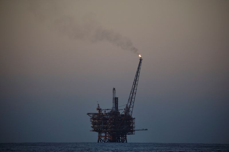 &copy; Reuters. Нефтедобывающая платформа в Средиземном море