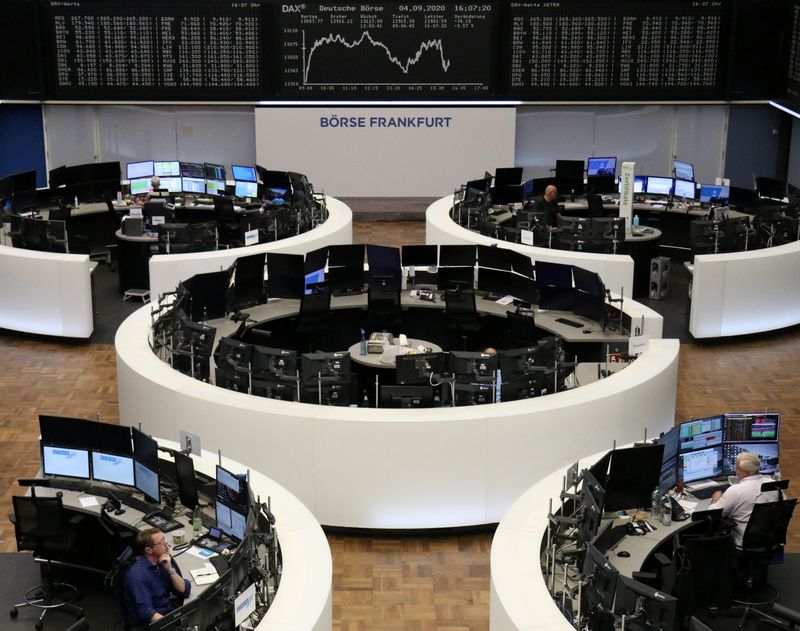 &copy; Reuters. Il grafico dell&apos;indice tedesco DAX all&apos;interno della sede della Borsa di Francoforte