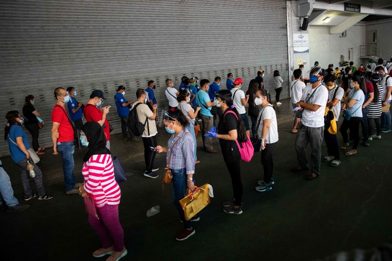 © Reuters. Long lines for free COVID-19 testing in Manila