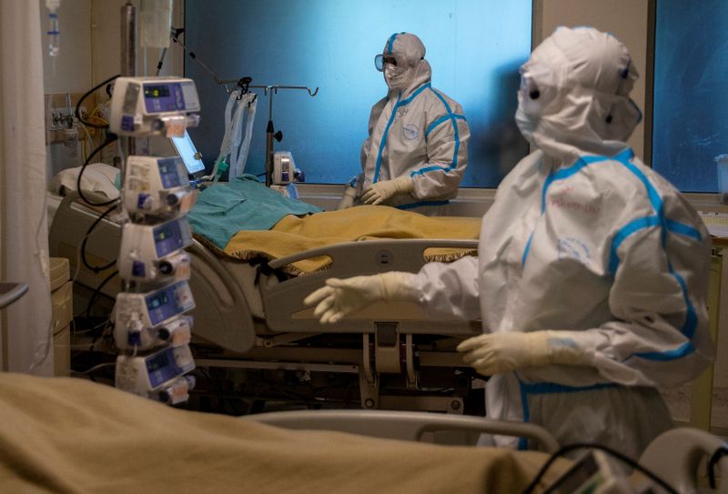 &copy; Reuters. Medical workers treat patients infected with the coronavirus disease (COVID-19) at a hospital in New Delhi