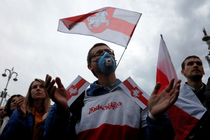 &copy; Reuters. Участники акции протеста в центре Минска