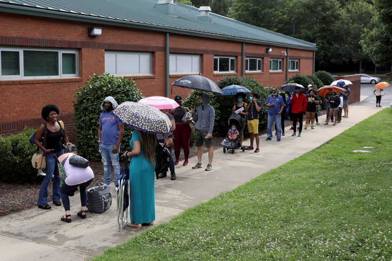 &copy; Reuters. FILE PHOTO: Voters line up to cast their ballots in Atlanta