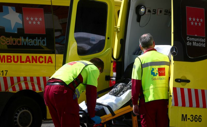 © Reuters. Health workers unload a stretcher with a patient from an ambulance in the emergency unit at 12 de Octubre hospital in Madrid