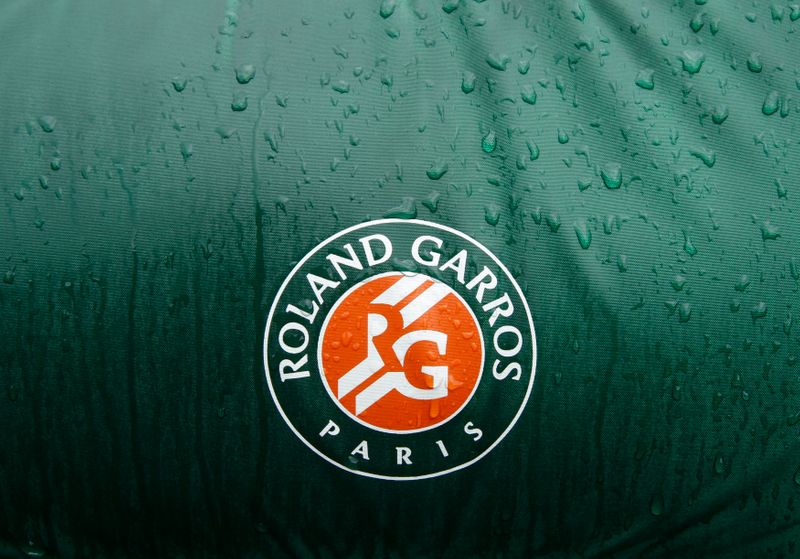 © Reuters. The logo of Roland Garros tournament is seen on a referee chair on the Philippe Chartrier court as rain stops play during the French Open tennis tournament in Paris