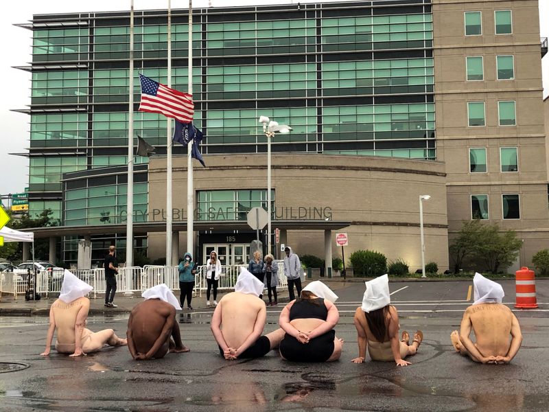 © Reuters. Naked protesters stage a demonstration to protest the death of Daniel Prude in Rochester