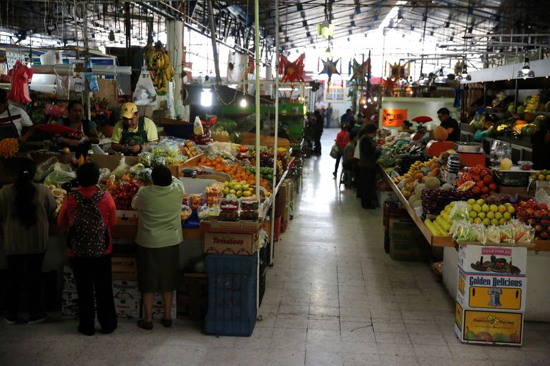&copy; Reuters. FILE PHOTO: General view of a market in Mexico City