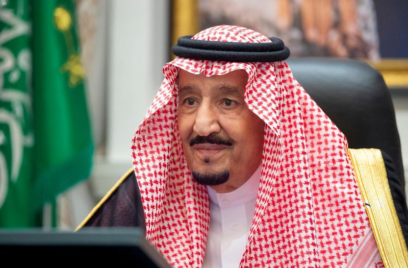 &copy; Reuters. FILE PHOTO: Saudi Arabia&apos;s King Salman bin Abdulaziz attends a virtual cabinet meeting in Neom