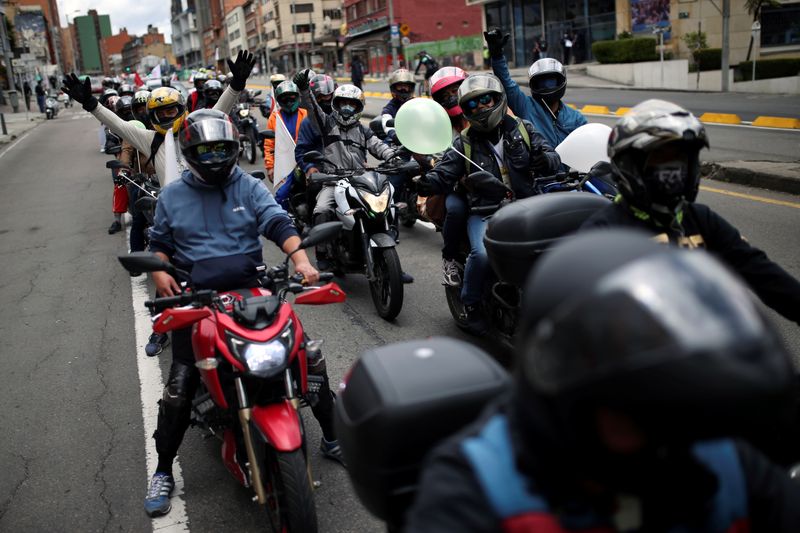 &copy; Reuters. مئات ينضمون لمسيرة احتجاج بالسيارات في بوجوتا عاصمة كولومبيا