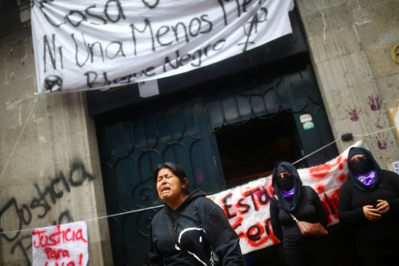 &copy; Reuters. Erika, mother of a raped girl, reacts outside the National Human Rights Commission building after seizing the facilities of the organization for demand justice for the victims of gender violence and femicide in Mexico City