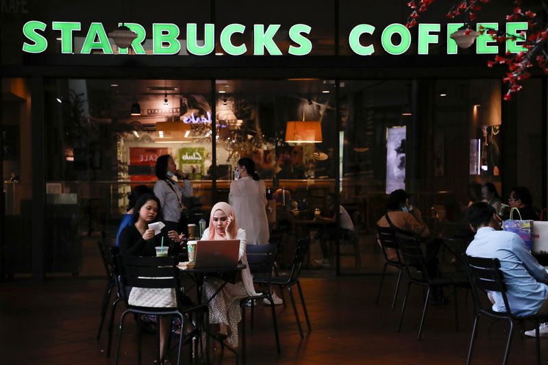&copy; Reuters. FILE PHOTO: Customers dine at a Starbucks store in Petaling Jaya, Malaysia