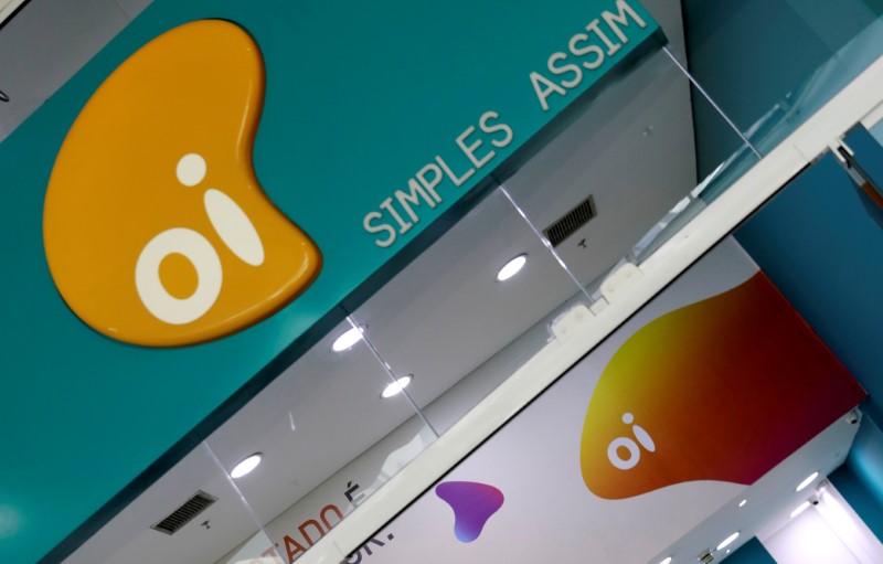 © Reuters. FILE PHOTO: The logo of Brazilian telecoms company Oi SA is pictured inside a store in Sao Paulo
