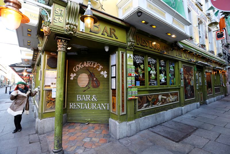 &copy; Reuters. FILE PHOTO: Pub doors are locked in the Temple Bar area, as bars across Ireland close voluntarily to curb the spread of coronavirus in Dublin