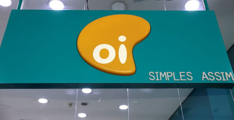 &copy; Reuters. Logo dell&apos;azienda di telecomunicazioni brasiliana Oi SA all&apos;interno di un negozio a San Paolo