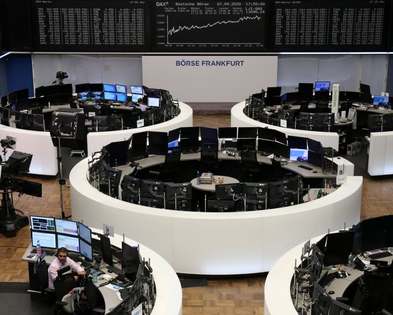 &copy; Reuters. Il grafico dell&apos;indice tedesco Dax all&apos;interno della sede della Borsa di Francoforte, Germania