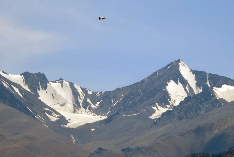 © Reuters. FOTO DE ARCHIVO: Un avión de combate indio sobre una cadena montañosa en Leh, en la región de Ladakh, el 2 de septiembre de 2020