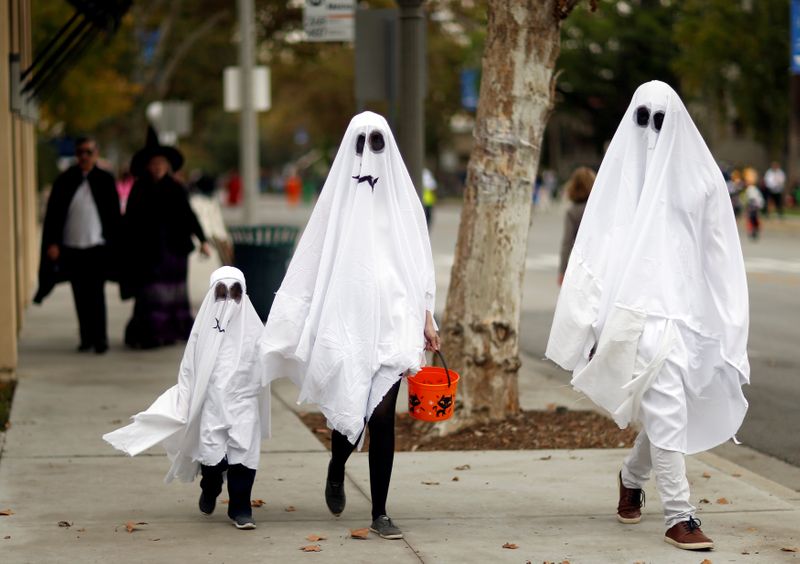 &copy; Reuters. FILE PHOTO: People wearing costumes walk during Halloween in Sierra Madre