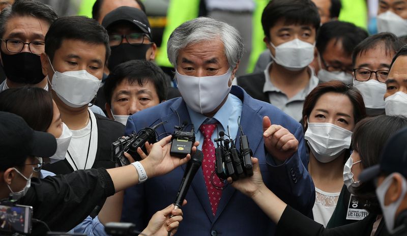 © Reuters. Rev. Jun Kwang-hoon, who is the head of the Sarang Jeil Church in Seoul, which is at the center of the new wave of infections, speaks to the media before being imprisoned in front of his church in Seoul