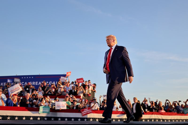 © Reuters. U.S. President Donald Trump holds a campaign rally in Londonderry