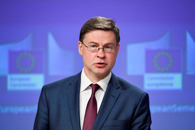 &copy; Reuters. FOTO DE ARCHIVO: El vicepresidente de la Comisión Europea, Valdis Dombrovski, durante una conferencia de prensa conjunta sobre el Semestre Europeo 2020, en la sede de la UE en Bruselas, Bélgica