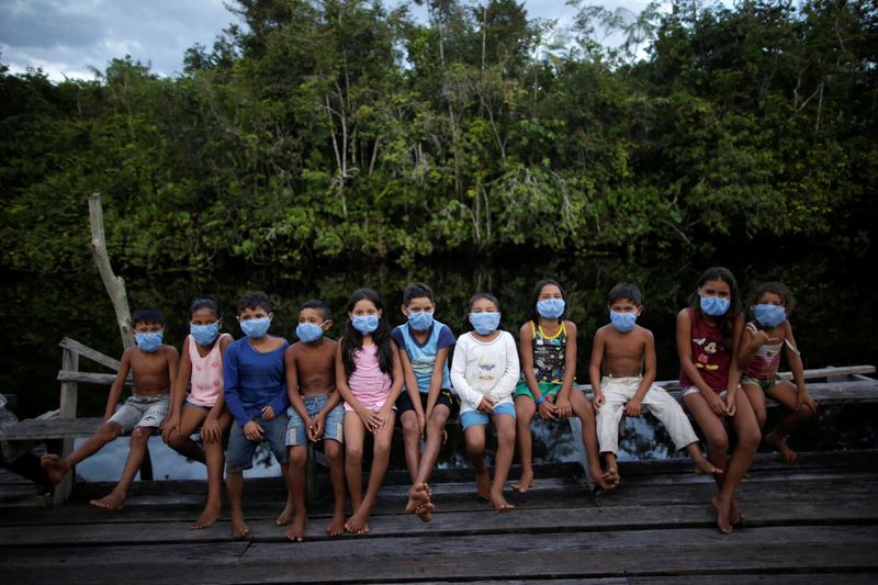 &copy; Reuters. Crianças de máscara em comunidade ribeirinha Menino de Deus, em Portel, no Pará