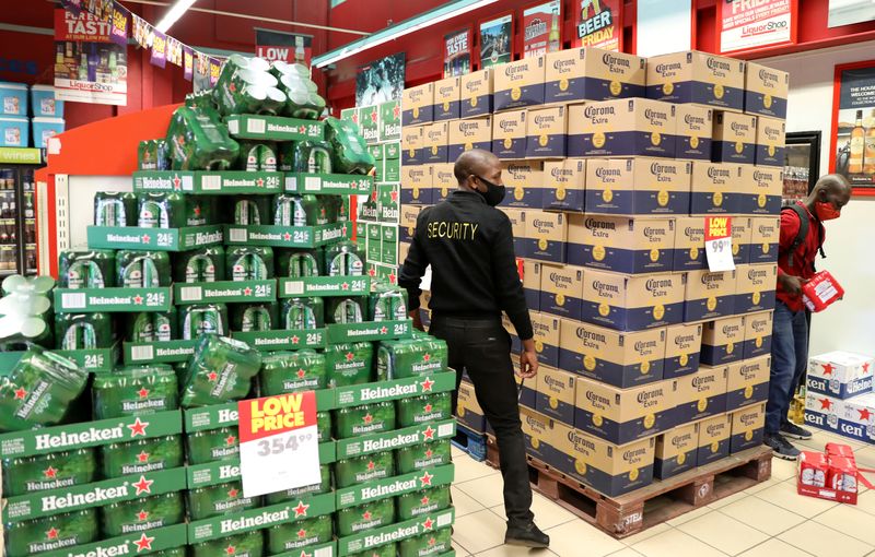 © Reuters. Loja de bebidas em Soweto, África do Sul