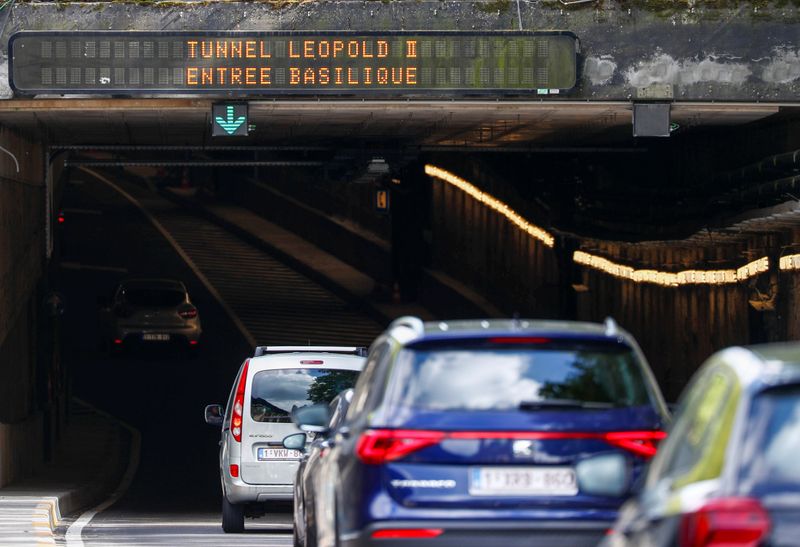 &copy; Reuters. Cars drive through the Leopold II tunnel, named after former Belgian King, in central Brussels