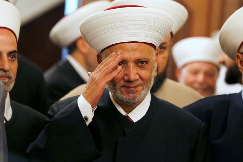 &copy; Reuters. FILE PHOTO: Lebanese Grand Mufti Sheikh Abdul Latif Derian gestures during a ceremony for his appointment in Beirut