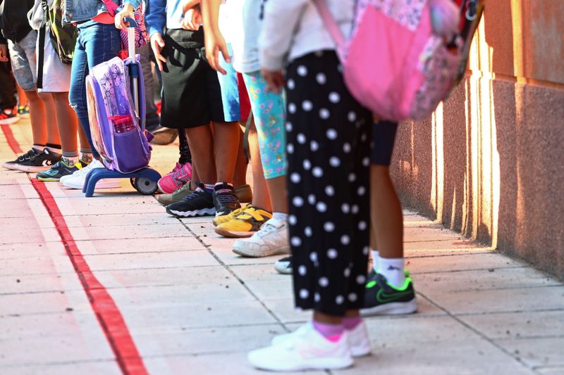 &copy; Reuters. Un grupo de alumnos hace cola a su llegada el primer día de clases después de las vacaciones de verano en medio del coronavirus, en la escuela pública Mariano José de Larra en Madrid