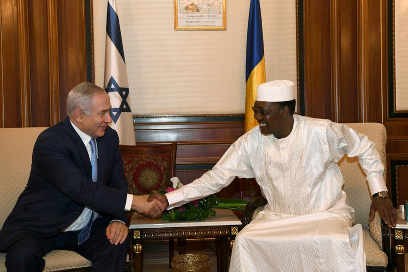 &copy; Reuters. FILE PHOTO: Israeli Prime Minister Benjamin Netanyahu shakes hands with Chad&apos;s President Idriss Deby, during their meeting in N&apos;Djamena, Chad