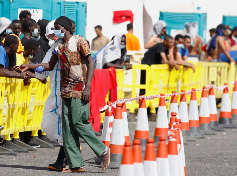 &copy; Reuters. مئات المهاجرين يطالبون بالحرية في مخيم بجزيرة جران كناريا الإسبانية