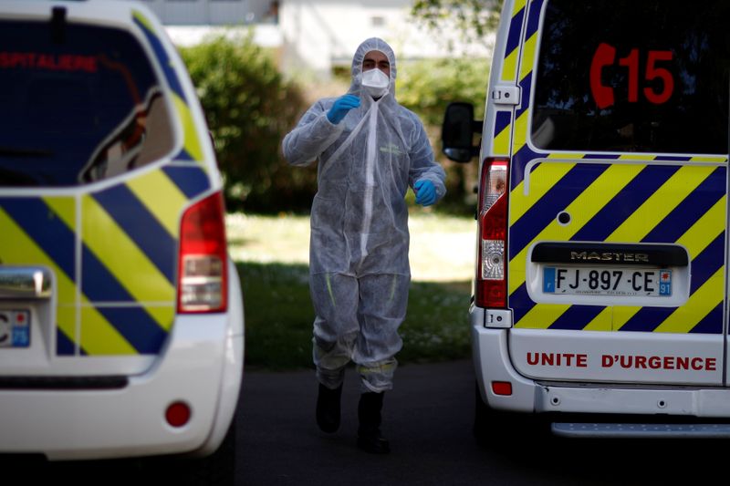 &copy; Reuters. FILE PHOTO:  A day with French ambulance workers during coronavirus emergency in Paris suburb