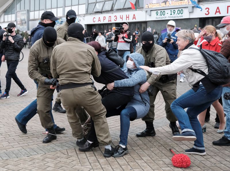 &copy; Reuters. Forças de segurança puxam manifestante durante protesto em apoio à líder de oposição presa Maria Kolesnikova em Minsk, Belarus