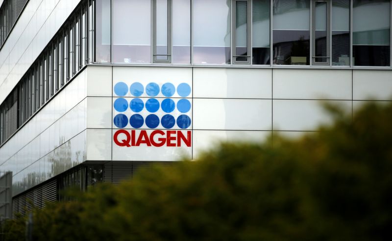&copy; Reuters. Economy Minister Andreas Pinkwart and Health Minister Karl-Josef Laumann of the German state Northrhine Westphalia visit a testing company Qiagen, in Hilden