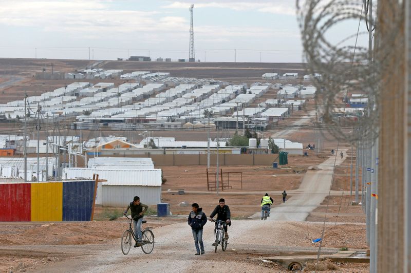 &copy; Reuters. FILE PHOTO:  Syrian refugee children ride their bicycles at Azraq refugee camp, near Al Azraq city