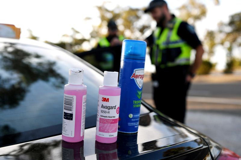 © Reuters. FILE PHOTO:  Disinfectant products are seen on a car whilst motorists fill out paperwork for police as they cross back into South Australia from Victoria during the coronavirus disease (COVID-19) outbreak, in Bordertown