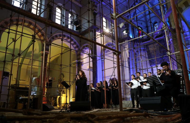 &copy; Reuters. &quot;بيروت ترنم للأمل&quot; من داخل كنيسة دمرها انفجار المرفأ