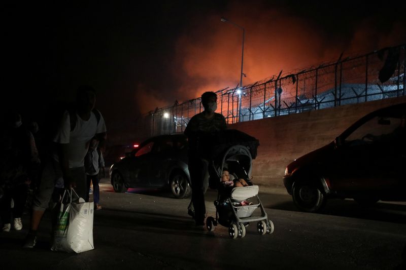 &copy; Reuters. اندلاع حريق في مخيم موريا المكتظ باللاجئين في اليونان