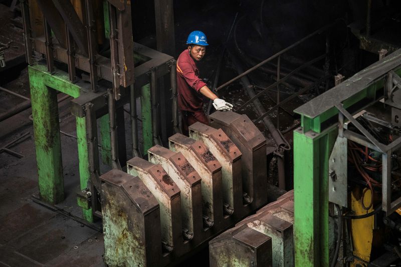 &copy; Reuters. FILE PHOTO: Worker is seen at a hot rolling production line at the Chongqing Iron and Steel plant in Changshou