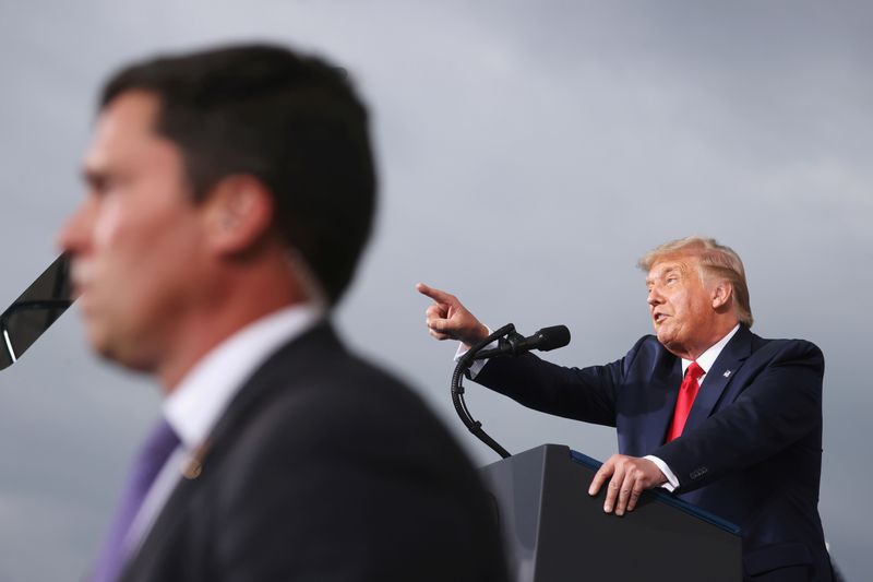 © Reuters. U.S. President Donald Trump holds a campaign event at Smith Reynolds Regional Airport in Winston-Salem