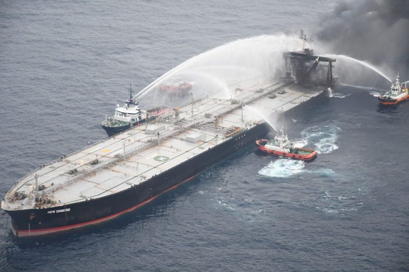 &copy; Reuters. سريلانكا تقطر ناقلة النفط المنكوبة إلى المياه العميقة وتخمد حريقا آخر